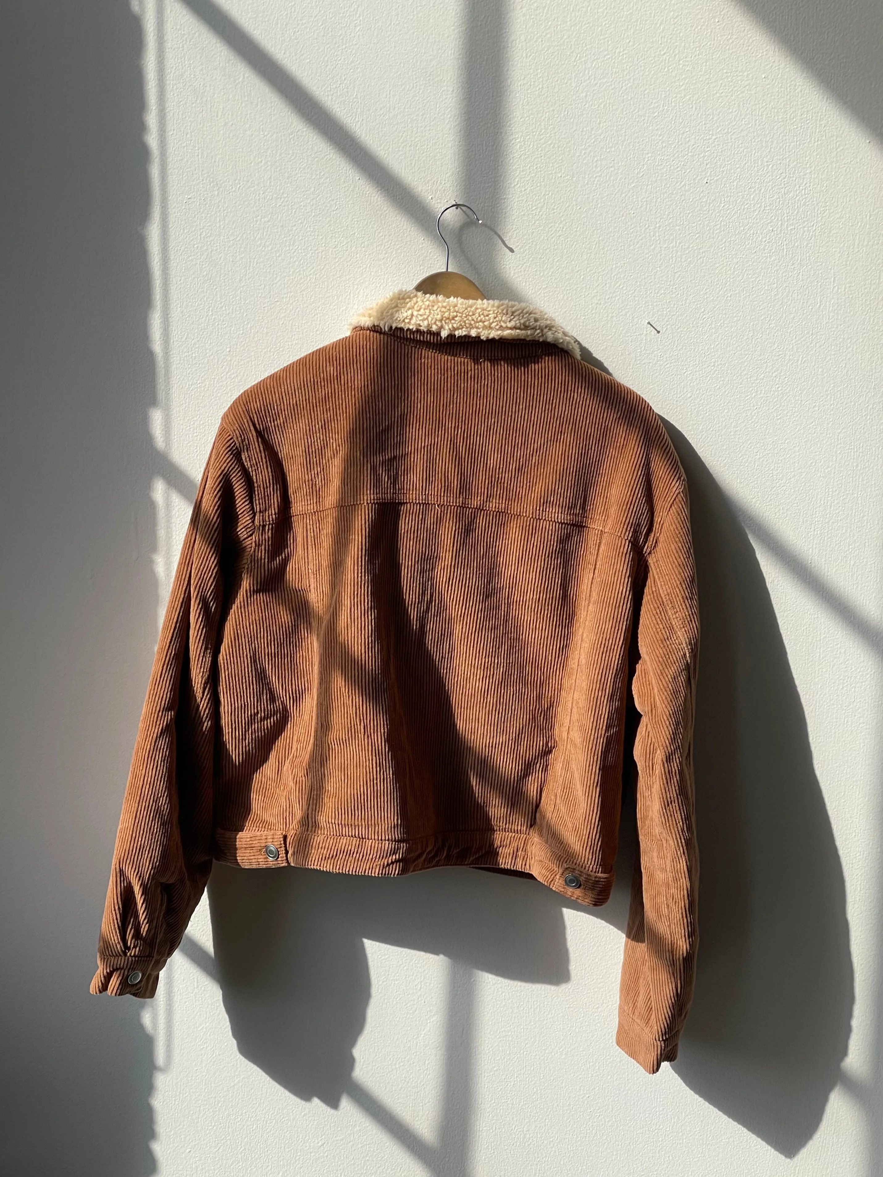 Ernie Cotton Sherpa Lined Cropped Corduroy Jacket In Camel
