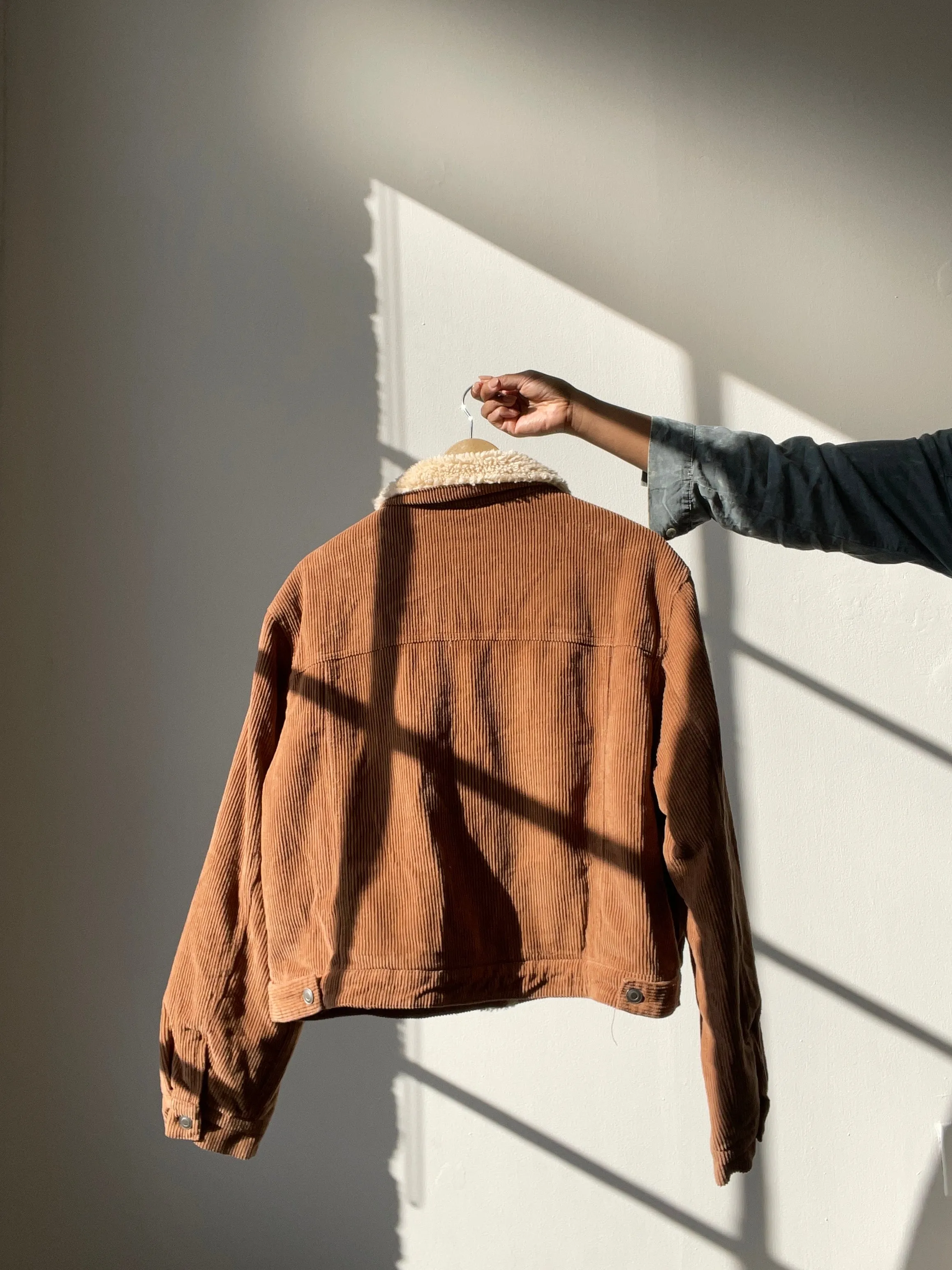 Ernie Cotton Sherpa Lined Cropped Corduroy Jacket In Camel